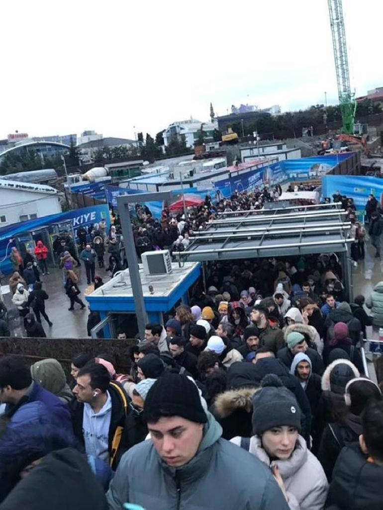 İstanbul'da metrobüs durağında yoğunluk