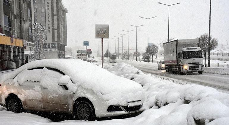 Eğitime kar engeli! 44 köy yolu ulaşıma kapandı
