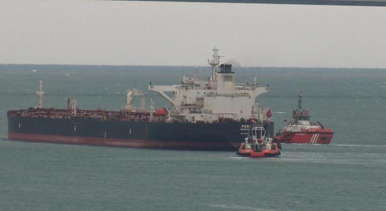 İstanbul Boğazı'nda arıza yapan yakıt tankeri güvenli bölgeye alındı