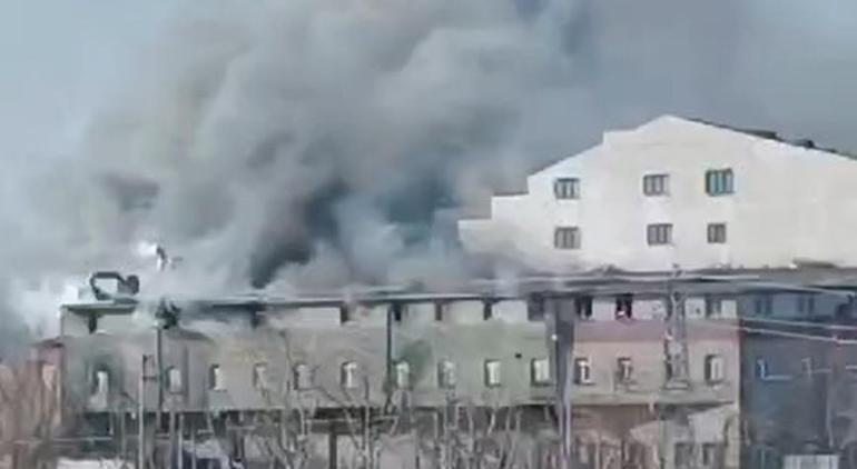 Sultangazi'de 4 katlı fabrikada yangın paniği! Ekipler olay yerinde