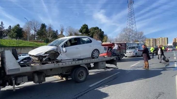 Küçükçekmece Hürriyet Caddesi'nde otomobil takla attı