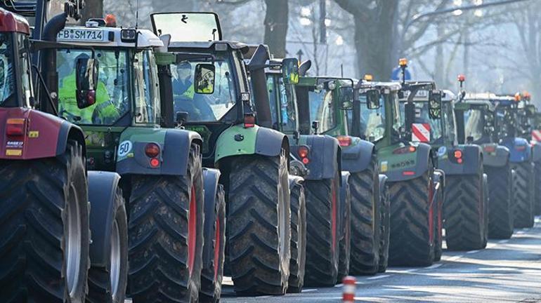 Avrupa'da çiftçi krizi büyüyor! Maliye bakanına 'sarı kart' gösterdi