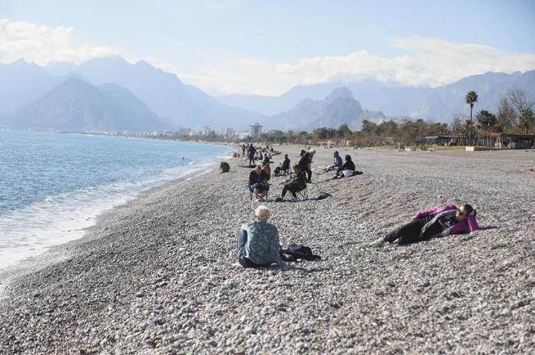Antalya'da deniz sıcaklığı şaşırttı, sahile inen kendini suya attı