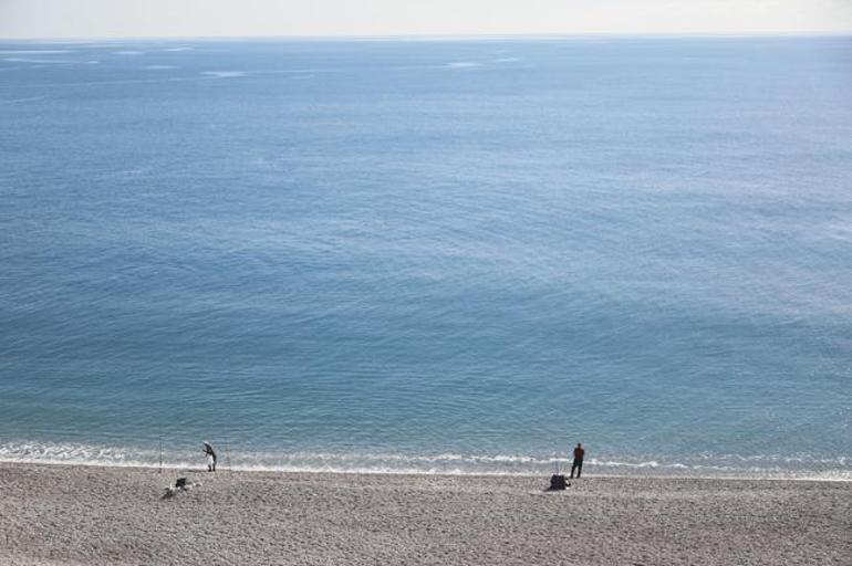 Antalya'da deniz sıcaklığı şaşırttı, sahile inen kendini suya attı
