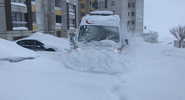 Kar esareti! 355 köy ve mezra yolu ulaşıma kapandı, kara yoluna çığ düştü