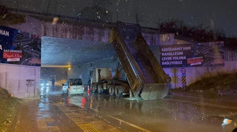 Gaziantep'te TIR üst geçide sıkıştı! Dorsesi açıldı fark etmedi