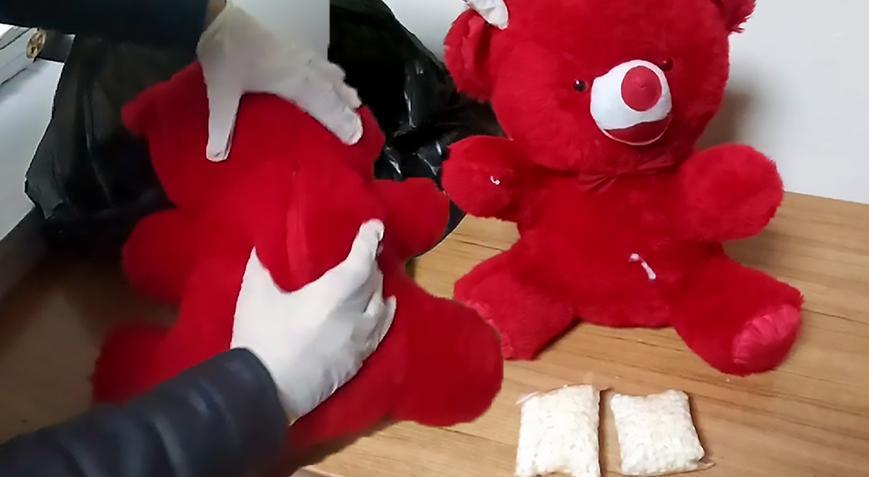 Oyuncak ayıdan 1825 uyuşturucu hap çıktı! ‘Bir arkadaşım emanet olarak verdi’