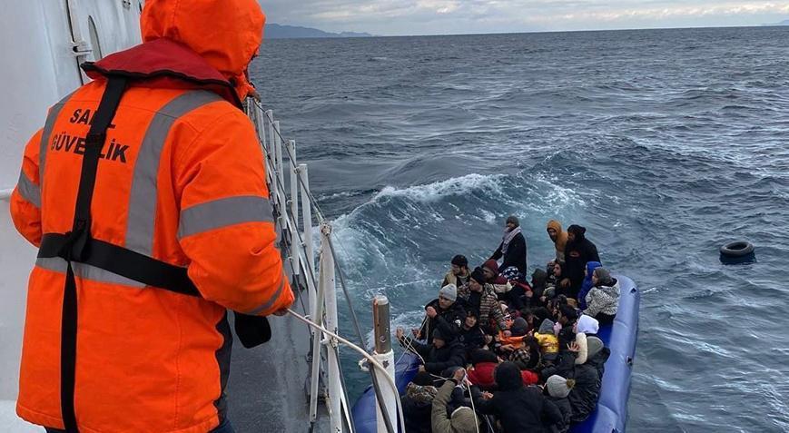 Yunan unsurlarının ölüme terk ettiği göçmenleri Sahil Güvenlik ekipleri kurtardı