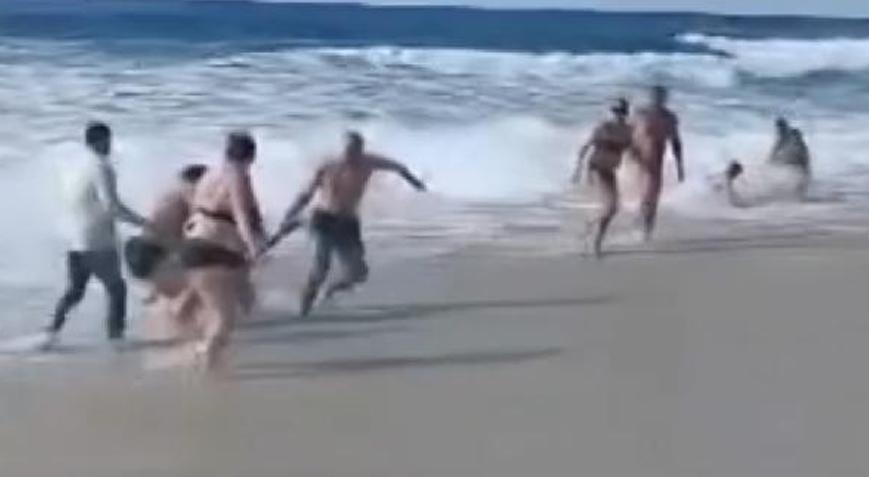 Alanya’da turistler denize girdi, boğulma tehlikesi geçirdi