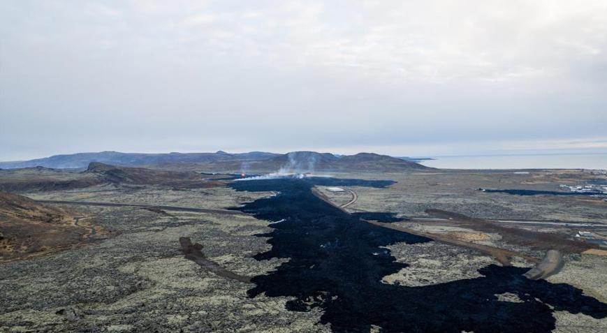 İzlanda’da korku dolu dakikalar! Evlere ulaşan lavlar havadan böyle görüldü