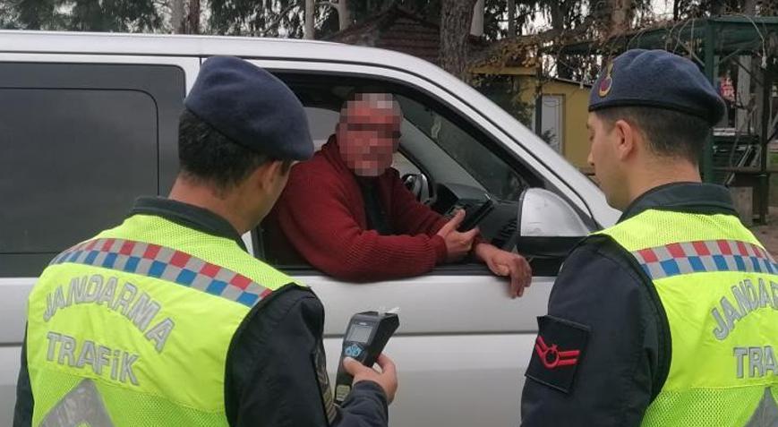 Alkolmetre için yarım saat dil döktüler, üfleyince cezayı yedi