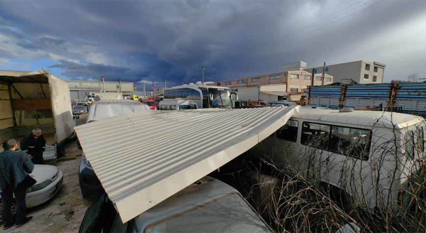 Saç çatı rüzgarda uçtu! Yediemin otoparkında 3 araç zarar gördü