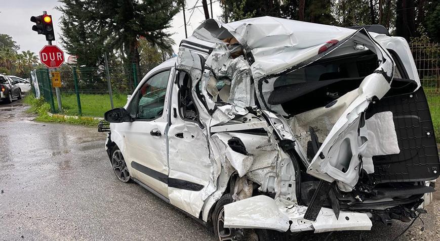 Yağışlı hava kazaya sebep oldu! TIR kırmızı ışıkta bekleyen araçların arasına daldı