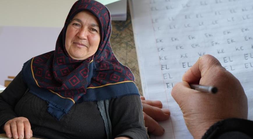 Hayallerinin peşinden gitti! 60 yaşından sonra okuma yazma öğrendi