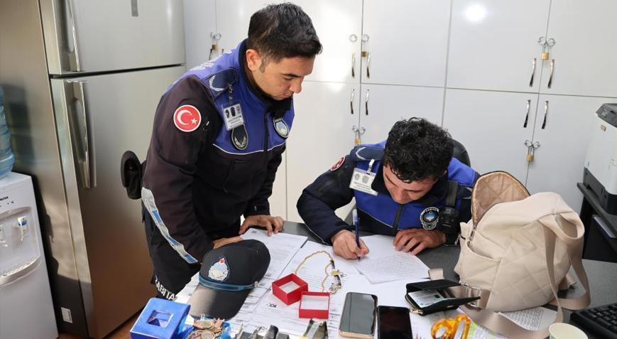 Zabıta buldu! İçinde para, altın ve cep telefonları vardı! Sahibine teslim edildi