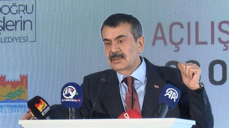 Bakan Tekin’den velilere: Kaç saat okuyarak örnek oluyorsunu