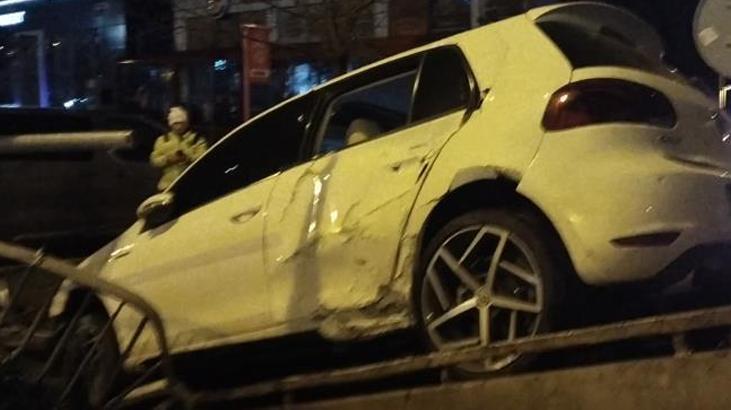 Polisin dur ihtarına uymadılar! Araç yol kenarındaki otoparka uçtu