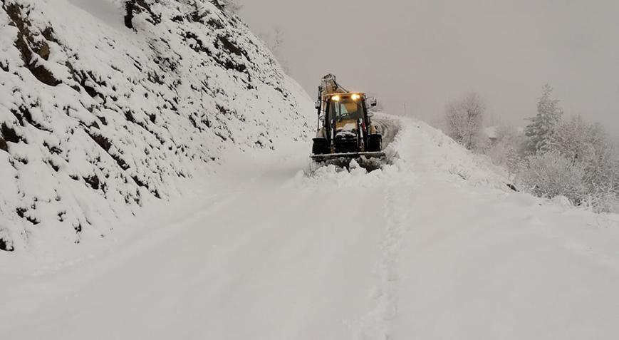 Diyarbakır’da kardan kapanan 22 mahalle yolu ulaşıma açıldı