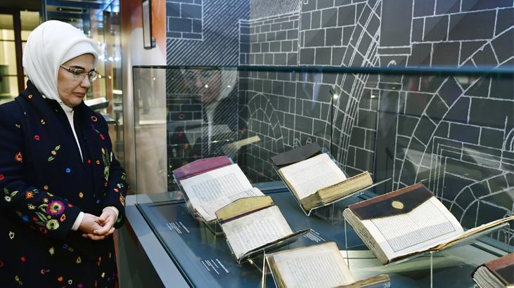Emine Erdoğan, Maarif Türk Eğitim Tarihi sergisini ziyaret etti