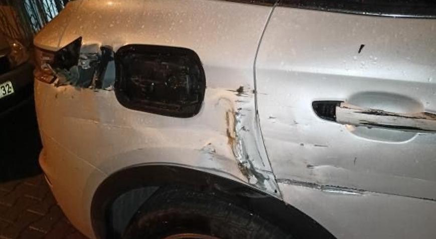 Dar sokaktan geçen kamyon park halindeki araçlara çarparak kayıplara karıştı