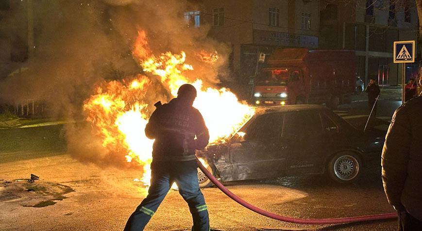 Otomobil alev alev yandı! Son anda kurtuldular