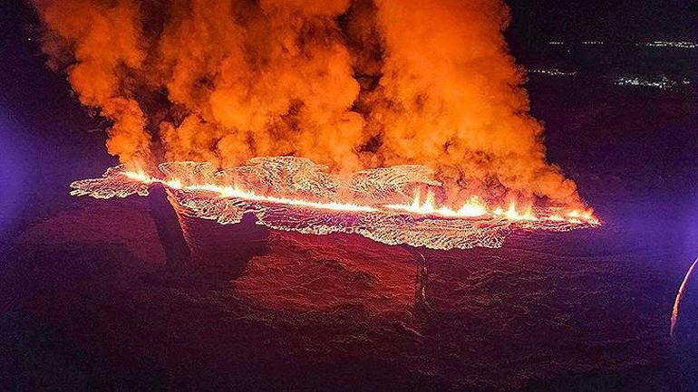 İzlanda'da yine yanardağ patladı, kasaba gece yarısı boşaltıldı