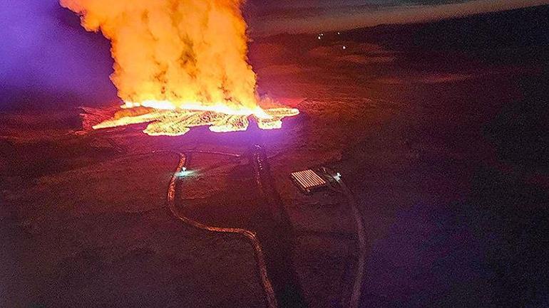 İzlanda'da yine yanardağ patladı, kasaba gece yarısı boşaltıldı
