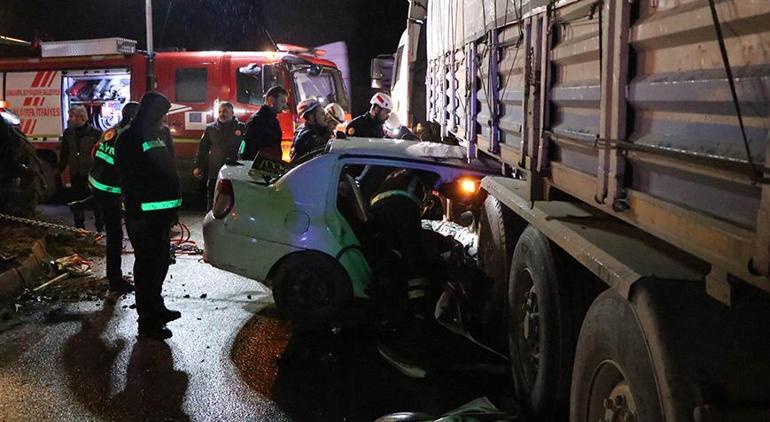 Feci kaza! Otomobil TIR’ın altına girdi: 3 kişi hayatını kaybetti