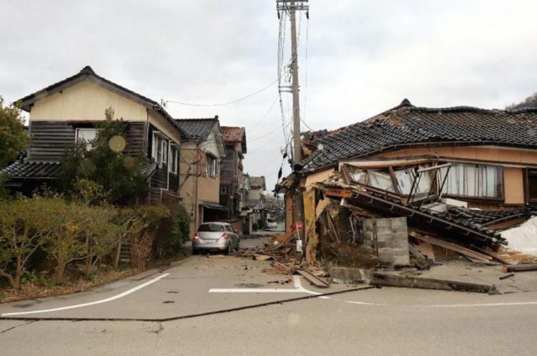 Japonya'da 7.6 büyüklüğünde deprem! Önümüzdeki günler için uyarı yapıldı