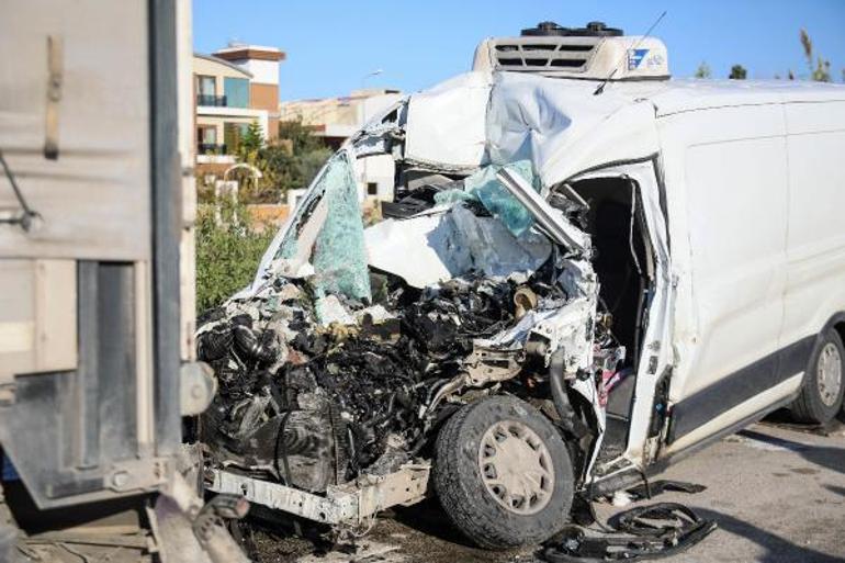 Antalya'da feci kaza: TIR'a çarpan minibüsün sürücüsü öldü