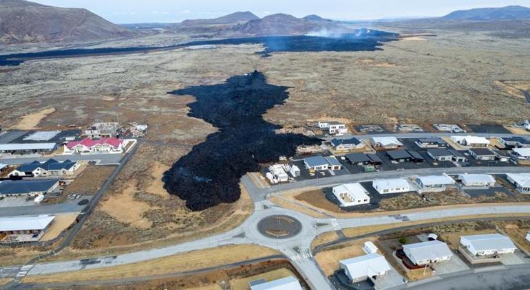 İzlanda'da korku dolu dakikalar! Evlere ulaşan lavlar havadan böyle görüldü