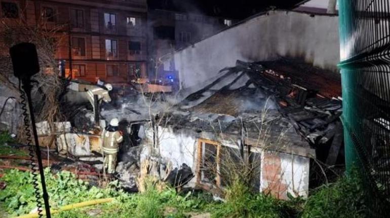 Ataşehir'de gece yarısı korkutan yangın! 2 gecekondu küle döndü