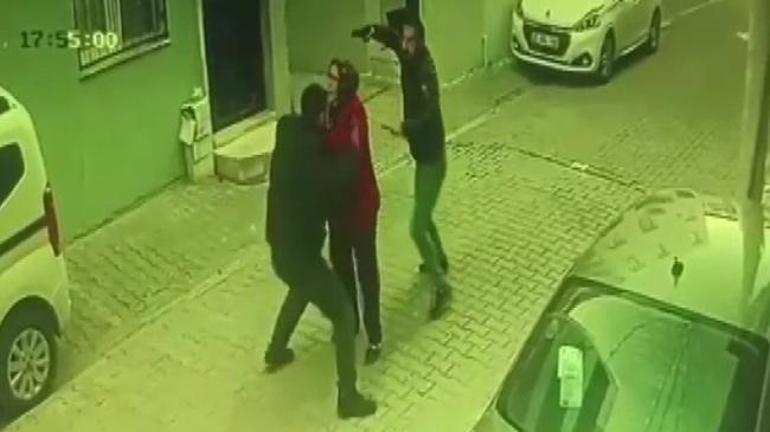 İzmir'de sokak ortasında silahlı düello! Kadını kalkan olarak kullandı
