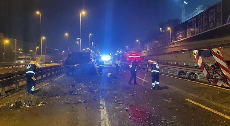 Zeytinburnu'nda lüks otomobil, belediye aracına çarptı! 5 kişi yaralandı