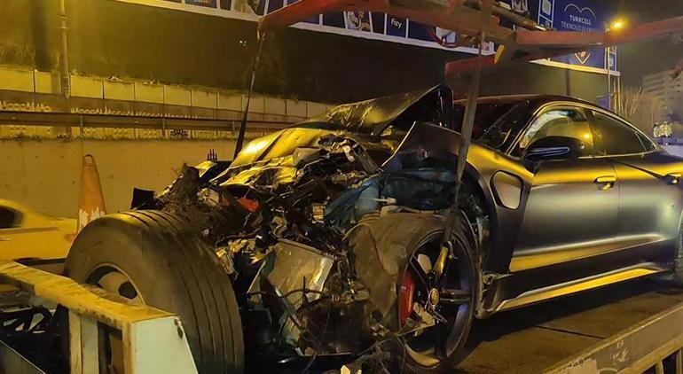 Zeytinburnu'nda lüks otomobil, belediye aracına çarptı! 5 kişi yaralandı