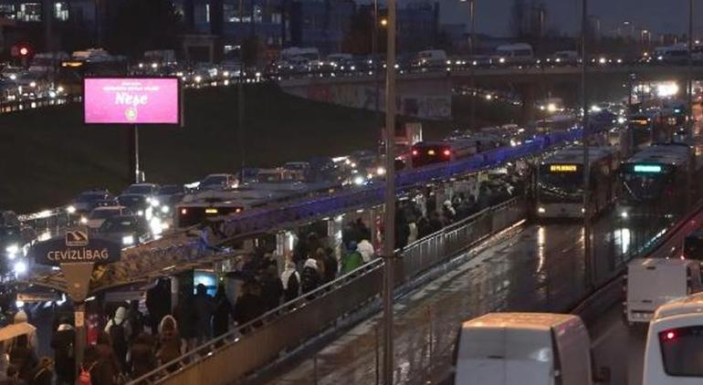 İstanbul'da yağmurun da etkisiyle yoğun trafik oluştu