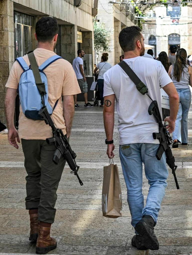 İsrail'li sunucu canlı yayına belinde silahla çıktı! Skandal çağrı: Silahlanın