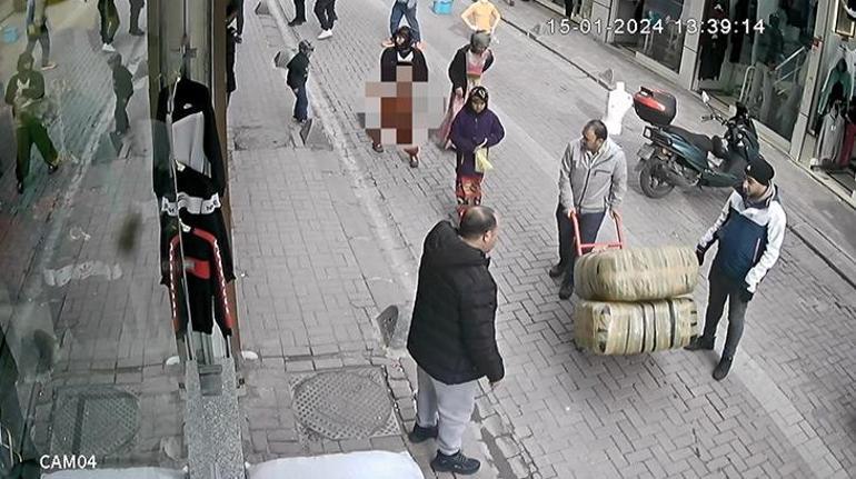 Bu görüntüler İstanbul'dan! Hırsızlık yaparken yakalanan 3 kadın soyundu
