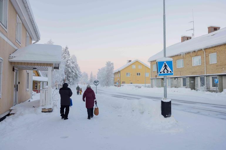 İsveç’te kar esareti! Araçlar yolda mahsur kaldı