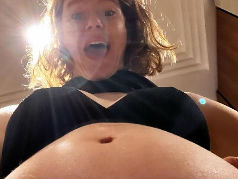 Burcu Biricik'ten eğlenceli hamilelik pozları: Saçmasapan bir seri