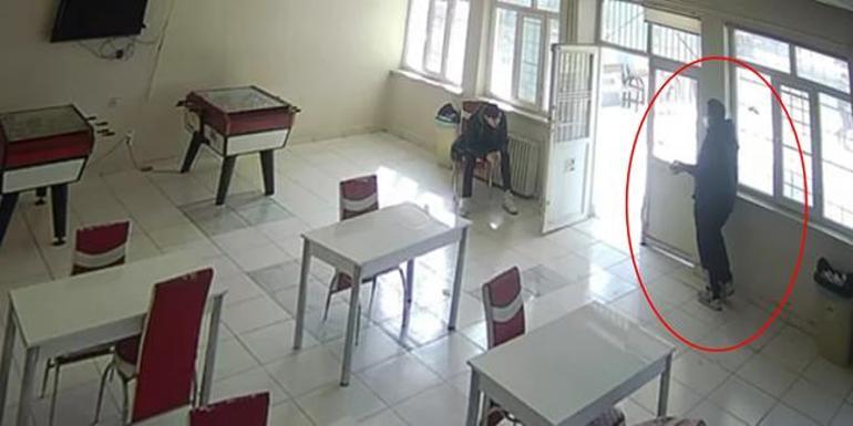 Öğretmene okulda bıçaklı saldırı! Görüntüler ortaya çıktı