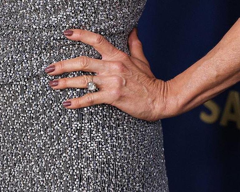 Jennifer Aniston nişanlandı mı? Pırlanta yüzüğü dikkat çekti