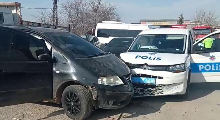 Bulgaristan plakalı otomobil, ekip aracına çarptı! 2 polis yaralandı