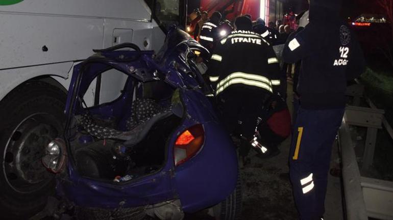 İzmir'de yolcu otobüsüyle çarpışan otomobil tanınmaz hale geldi: 1 ölü, 3 yaralı