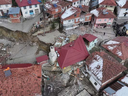 Tokat'ta heyelan! 39 evden 4’ü ile cami yıkıldı: Konutlara girişi yasakladık