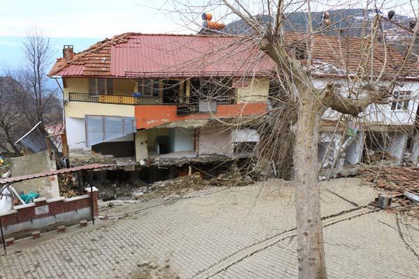 Tokat'ta heyelan! 39 evden 4’ü ile cami yıkıldı: Konutlara girişi yasakladık