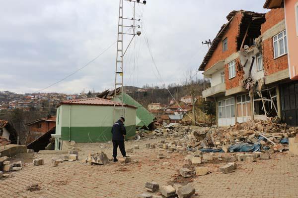 Tokat'ta heyelan! 39 evden 4’ü ile cami yıkıldı: Konutlara girişi yasakladık