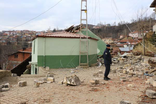 Tokat'ta heyelan! 39 evden 4’ü ile cami yıkıldı: Konutlara girişi yasakladık