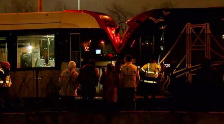 Zeytinburnu'nda iki tramvay çarpıştı! Makinist yaralandı