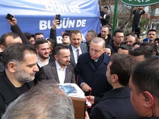 Erdoğan'a evinin önünde doğum günü sürprizi